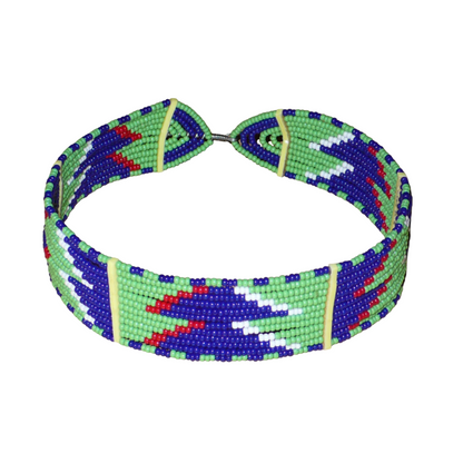 Collier africain ras de cou à motifs ethniques Massai composé de douze rangées de perles de rocaille vertes, bleues, rouges et blanches.