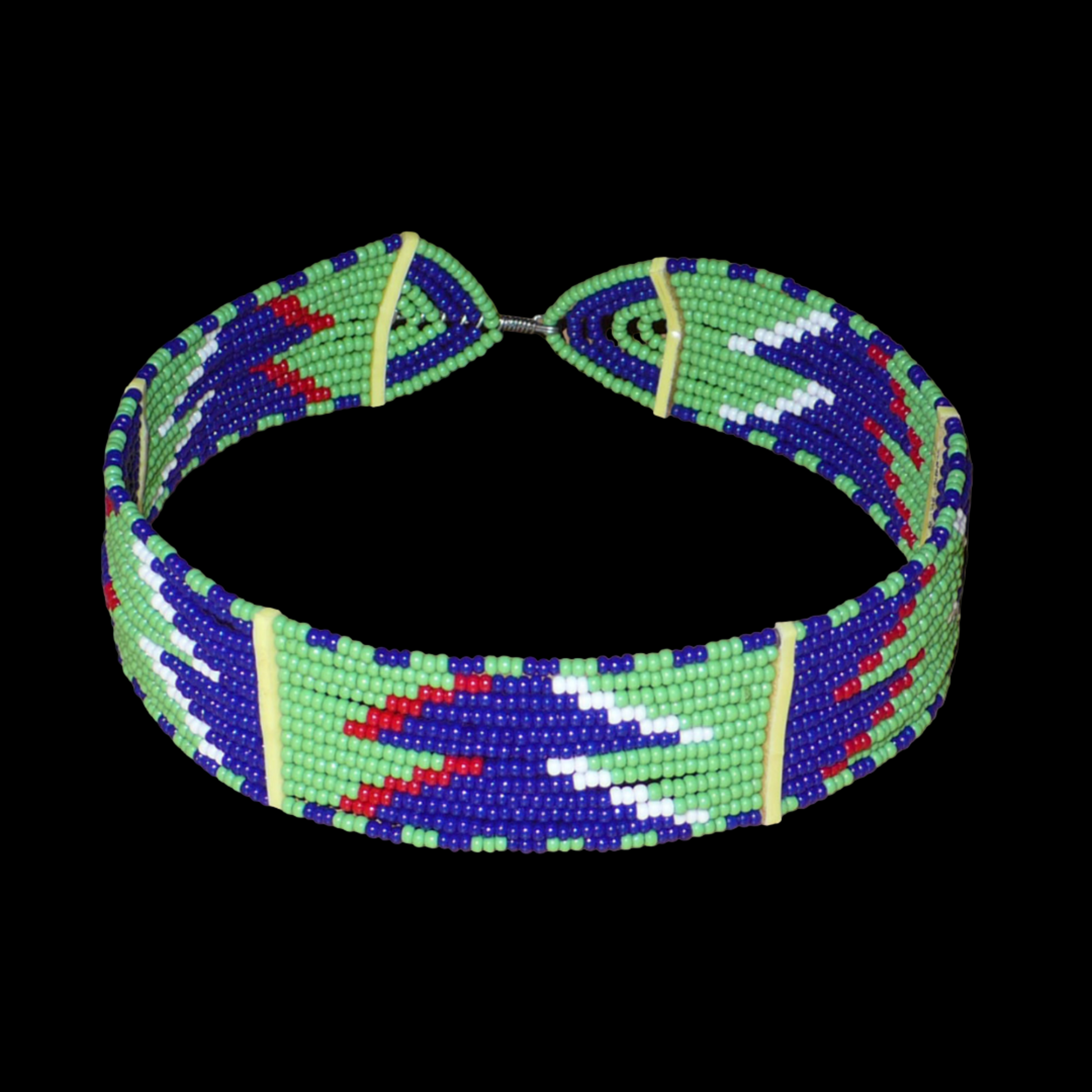 Collier africain ras de cou à motifs ethniques Massai composé de douze rangées de perles de rocaille vertes, bleues, rouges et blanches.