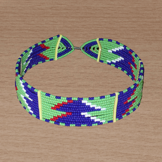 Collier africain ras de cou à motifs ethniques Massai composé de douze rangées de perles de rocaille vertes, bleues, rouges et blanches.