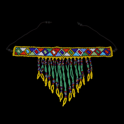 Collier ras de cou sud-africain à franges perlées et à motifs ethniques zoulous composé de perles de rocaille vertes, jaunes et multicolores.