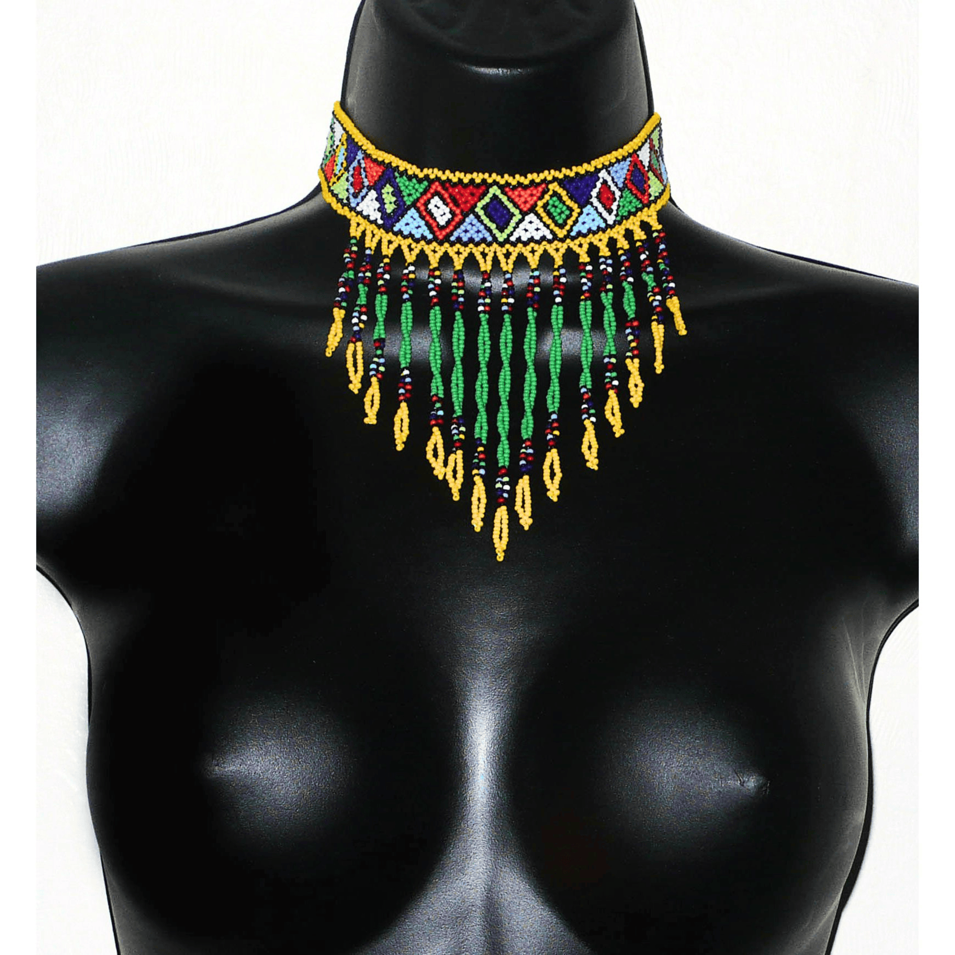 Collier ras de cou sud-africain à franges perlées et à motifs ethniques zoulous composé de perles de rocaille vertes, jaunes et multicolores.