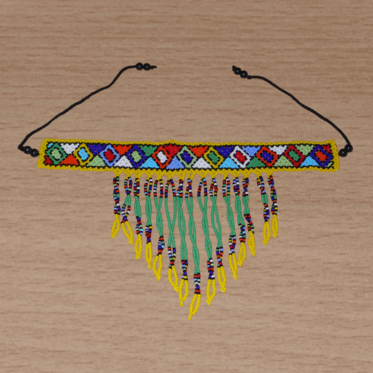 Collier ras de cou sud-africain à franges perlées et à motifs ethniques zoulous composé de perles de rocaille vertes, jaunes et multicolores.