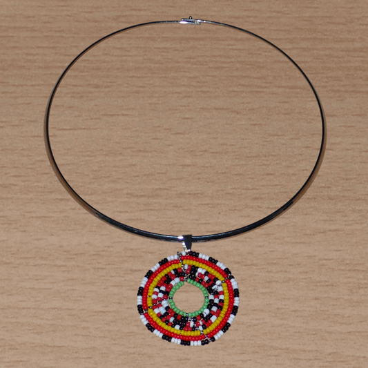 Bijou ethnique composé d'un collier ras de cou en laiton orné d'un médaillon fait d'un mélange de perles de rocaille.