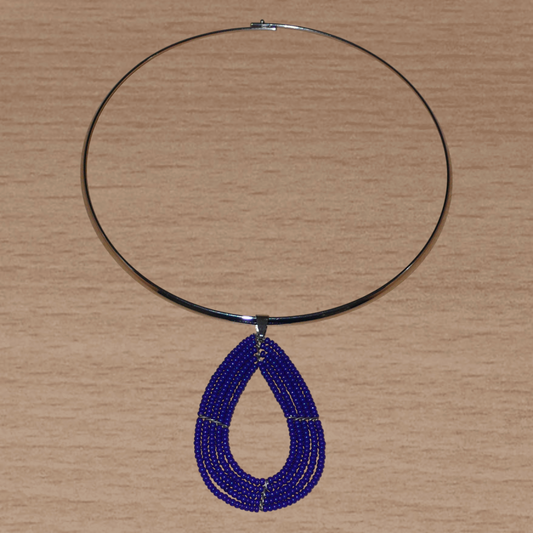Collier ras de cou en laiton orné d'un pendentif multi-rangs en forme de goutte fait de perles de rocaille bleu marine.