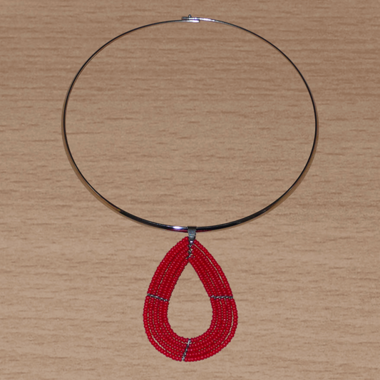 Bijou contemporain rouge se composant d'un ras de cou en laiton orné d'un pendentif multi-rangs en forme de goutte fait de perles de rocaille rouge Massai.