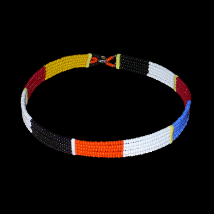 Collier ras de cou africain Massai fait de cinq rangées de perles de rocaille orange, noires, blanches, rouges et jaunes. Sa longueur autour du cou est de 35,5 cm et sa largeur de 1 cm ; il s'attache avec un crochet.