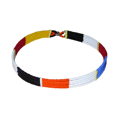 Collier ras de cou africain Massai fait de cinq rangées de perles de rocaille orange, noires, blanches, rouges et jaunes. Sa longueur autour du cou est de 35,5 cm et sa largeur de 1 cm ; il s'attache avec un crochet.