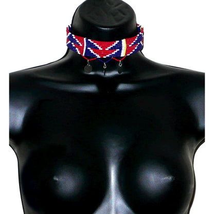 Collier africain Massai multi-rangs composé de douze rangées de perles de rocailles principalement rouges, bleues et blanches.