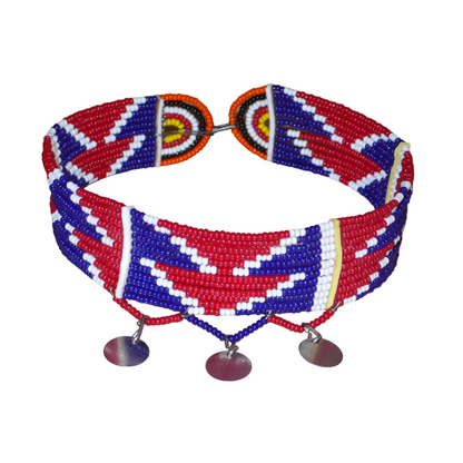 Collier africain Massai multi-rangs composé de douze rangées de perles de rocailles principalement rouges, bleues et blanches.
