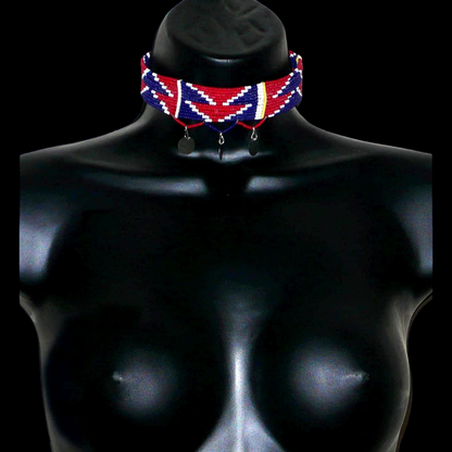 Collier africain Massai multi-rangs composé de douze rangées de perles de rocailles principalement rouges, bleues et blanches.
