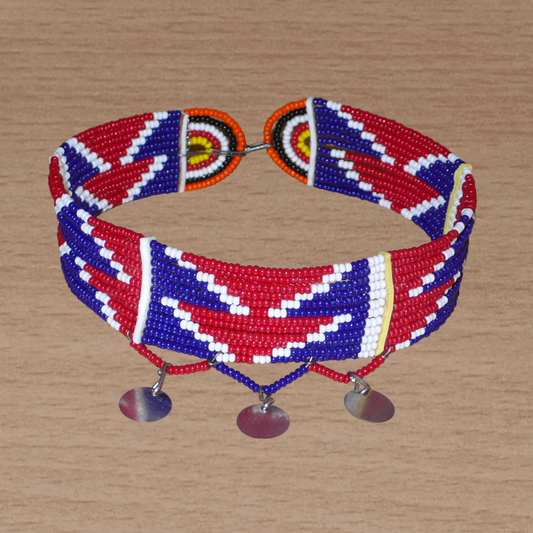 Collier africain Massai multi-rangs composé de douze rangées de perles de rocailles principalement rouges, bleues et blanches.