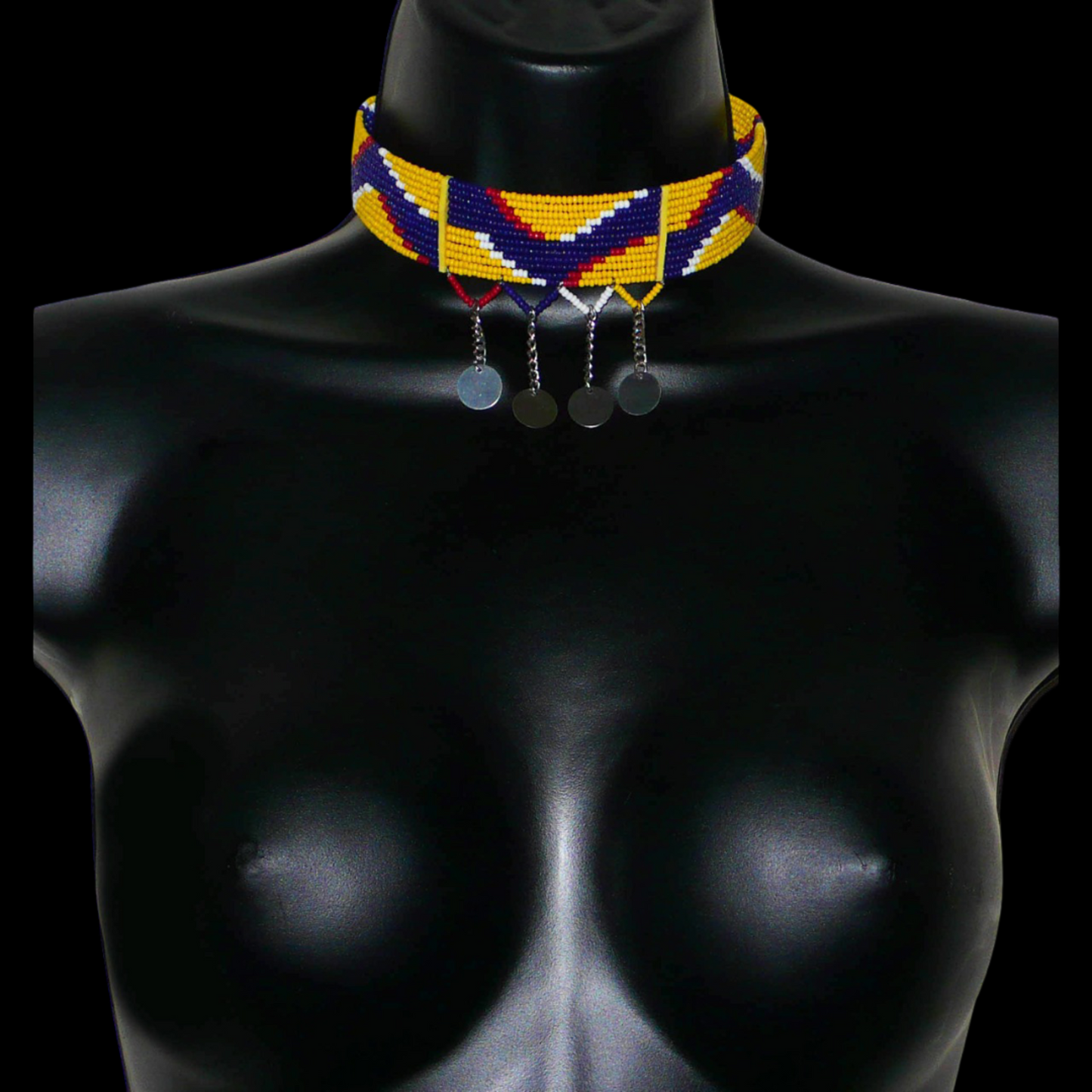 Collier multi-rangs africain Massai à motifs ethniques composé de douze rangées de perles de rocaille jaunes, bleu foncé, rouges et blanches et prolongé de chaînettes décorées de pastilles métalliques ; il se ferme avec un crochet.