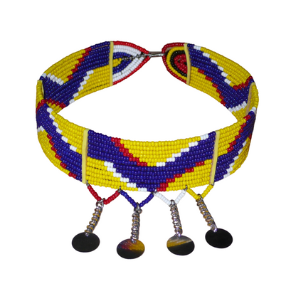 Collier multi-rangs africain Massai à motifs ethniques composé de douze rangées de perles de rocaille jaunes, bleu foncé, rouges et blanches et prolongé de chaînettes décorées de pastilles métalliques ; il se ferme avec un crochet.