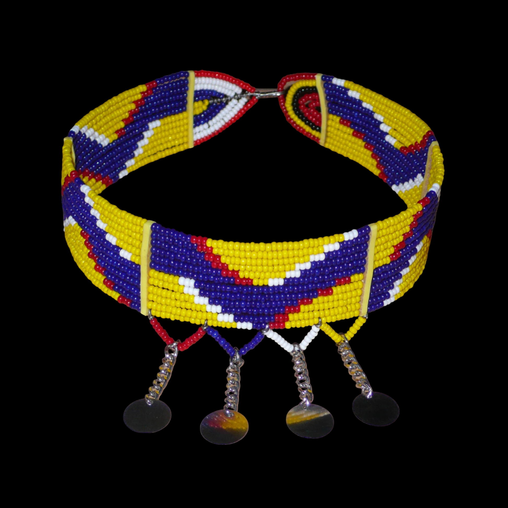 Collier multi-rangs africain Massai à motifs ethniques composé de douze rangées de perles de rocaille jaunes, bleu foncé, rouges et blanches et prolongé de chaînettes décorées de pastilles métalliques ; il se ferme avec un crochet.