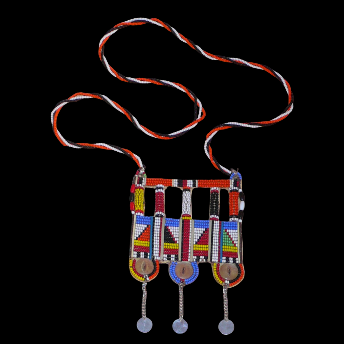 Authentique bijou africain Massai, ce long collier de style sautoir est orné d'un large pendentif à motifs ethniques fait de perles de rocaille multicolores et de boutons nacrés brodés sur un morceau de plastique recyclé ; ils se prolonge de chaînettes décorées de pastilles métalliques.