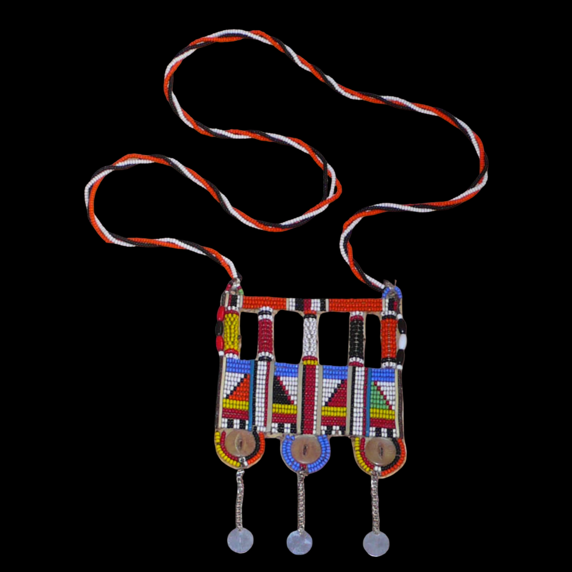 Authentique bijou africain Massai, ce long collier de style sautoir est orné d'un large pendentif à motifs ethniques fait de perles de rocaille multicolores et de boutons nacrés brodés sur un morceau de plastique recyclé ; ils se prolonge de chaînettes décorées de pastilles métalliques.