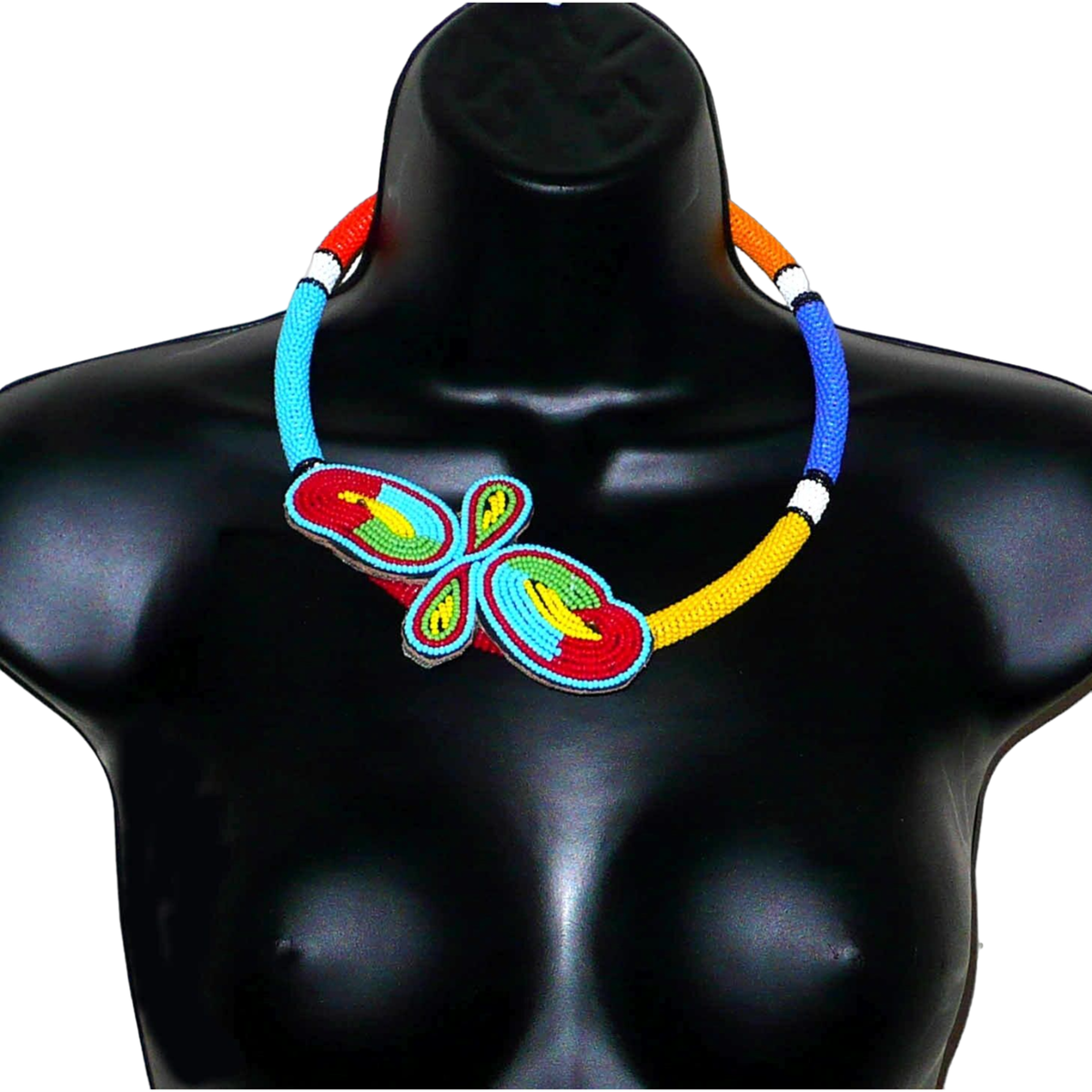 Collier sud-africain tubulaire composé de perles de rocaille multicolores et décoré à sa base d'un papillon brodé sur un morceau de cuir.