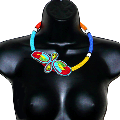 Collier sud-africain tubulaire composé de perles de rocaille multicolores et décoré à sa base d'un papillon brodé sur un morceau de cuir.