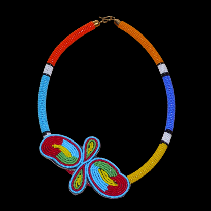 Collier sud-africain tubulaire composé de perles de rocaille multicolores et décoré à sa base d'un papillon brodé sur un morceau de cuir.