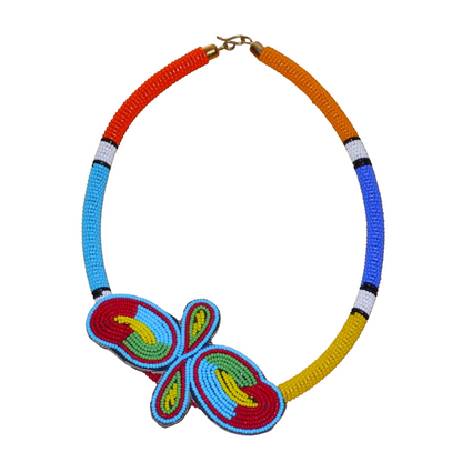 Collier sud-africain tubulaire composé de perles de rocaille multicolores et décoré à sa base d'un papillon brodé sur un morceau de cuir.