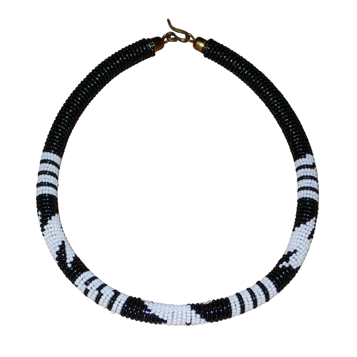 Collier africain tubulaire noir à motifs tribaux zoulous blancs composé de perles de rocaille tissées et enroulées autour d'un tube. Il s'attache avec un crochet.