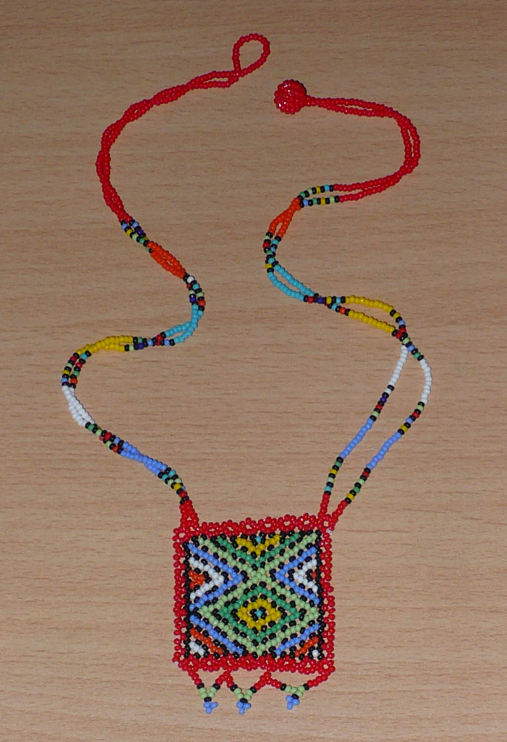 Collier sud-africain rouge et multicolore