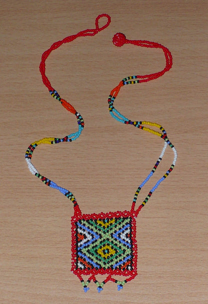 Collier sud-africain rouge et multicolore