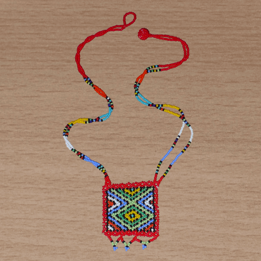 Collier de perles de tradition sud-africaine zouloue orné d'un pendentif composé d'un tissage de perles de rocaille rouges et multicolores.