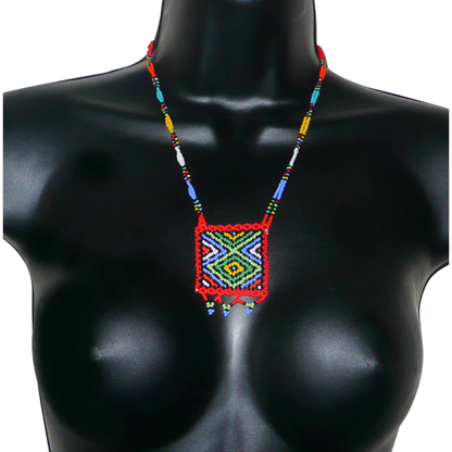 Collier de perles de tradition sud-africaine zouloue orné d'un pendentif composé d'un tissage de perles de rocaille rouges et multicolores.