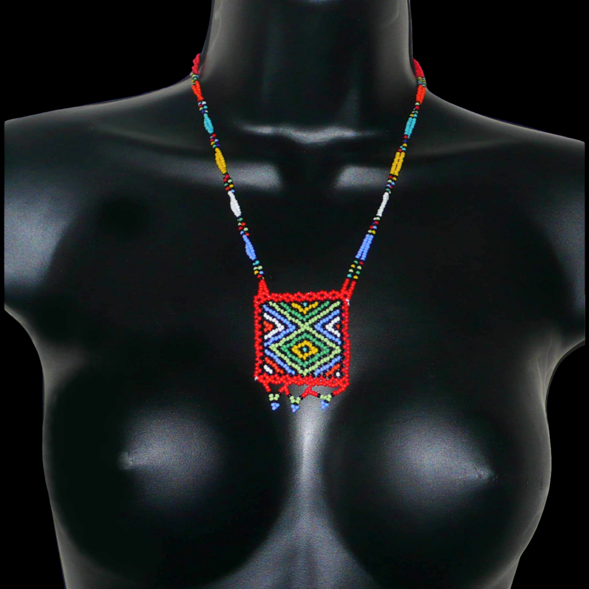 Collier de perles de tradition sud-africaine zouloue orné d'un pendentif composé d'un tissage de perles de rocaille rouges et multicolores.