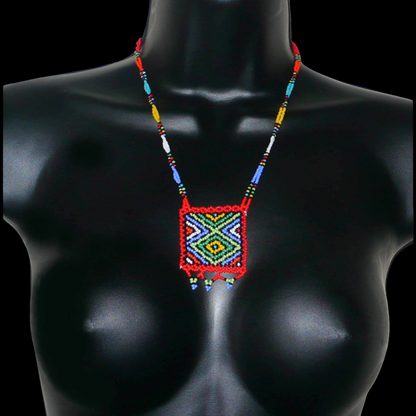 Collier de perles de tradition sud-africaine zouloue orné d'un pendentif composé d'un tissage de perles de rocaille rouges et multicolores.