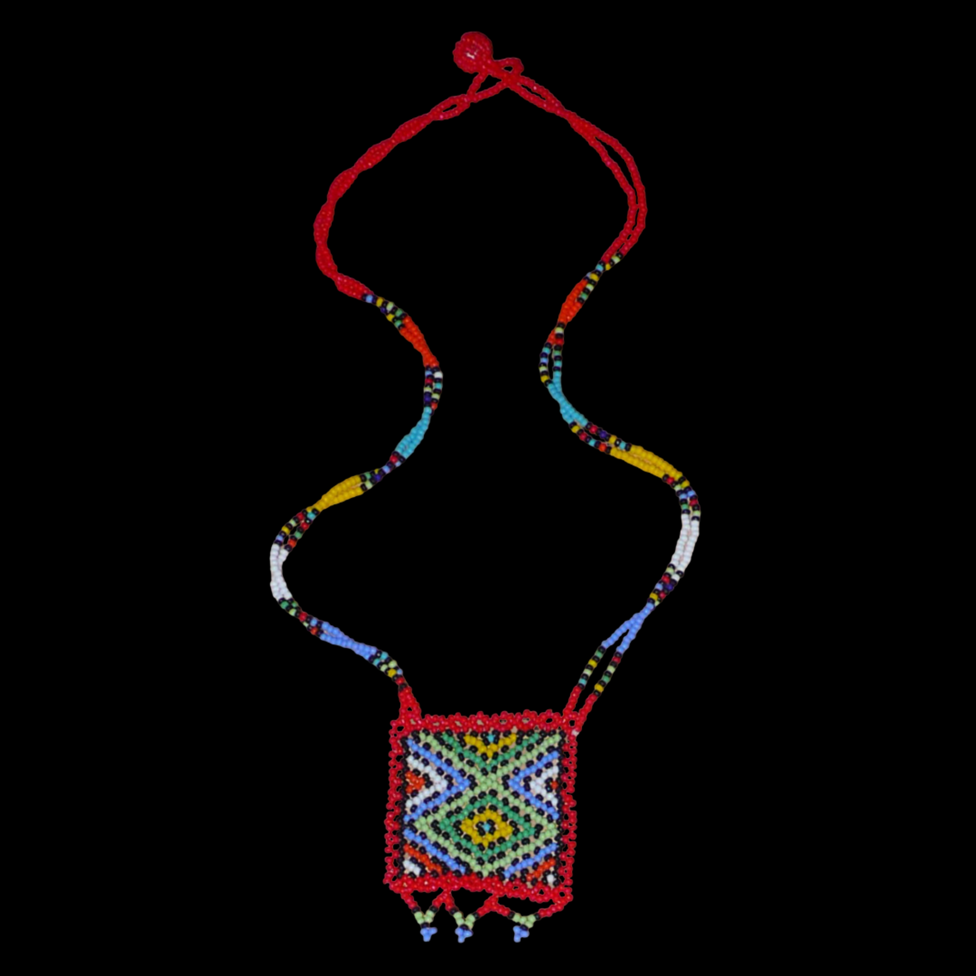 Collier de perles de tradition sud-africaine zouloue orné d'un pendentif composé d'un tissage de perles de rocaille rouges et multicolores.