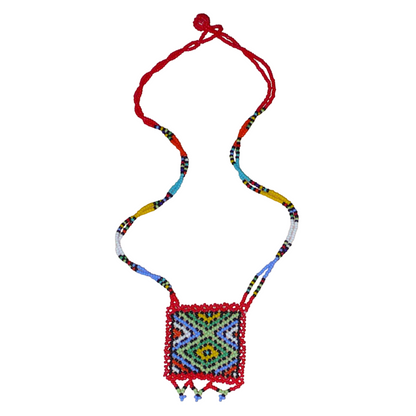Collier de perles de tradition sud-africaine zouloue orné d'un pendentif composé d'un tissage de perles de rocaille rouges et multicolores.
