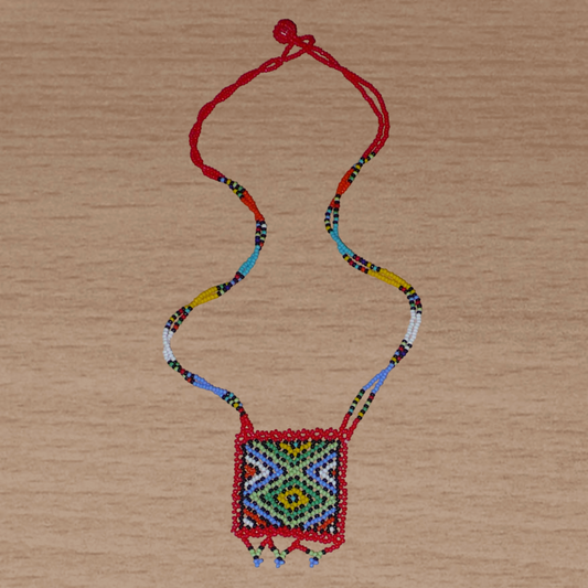 Collier de perles de tradition sud-africaine orné d'un pendentif composé d'un tissage de perles de rocaille rouges et multicolores.
