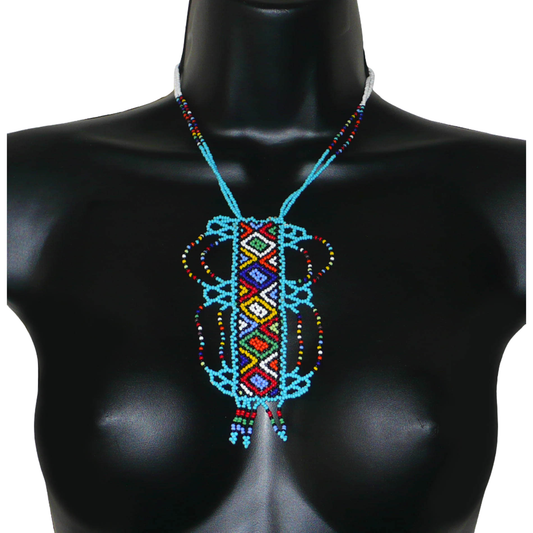 Collier sud-africain traditionnel bleu et multicolore agrémenté d'un long et large pendentif décoré de motifs ethniques zoulous.