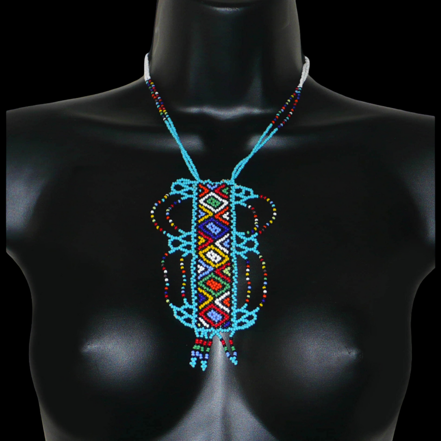 Collier sud-africain traditionnel bleu et multicolore agrémenté d'un long et large pendentif décoré de motifs ethniques zoulous.