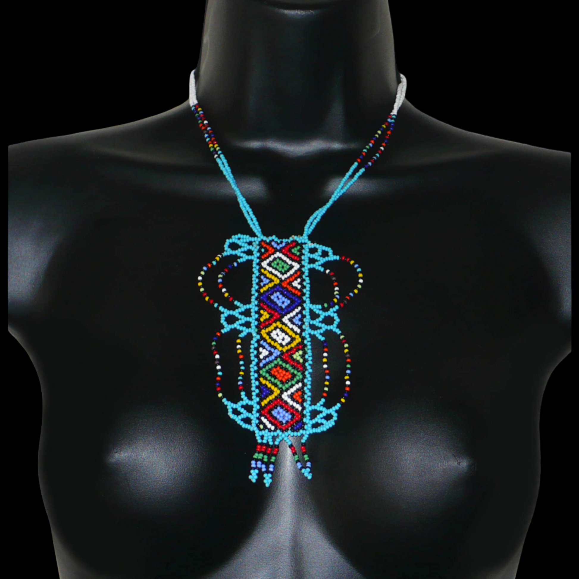 Collier sud-africain traditionnel bleu et multicolore agrémenté d'un long et large pendentif décoré de motifs ethniques zoulous.
