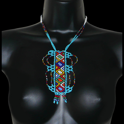 Collier sud-africain traditionnel bleu et multicolore agrémenté d'un long et large pendentif décoré de motifs ethniques zoulous.