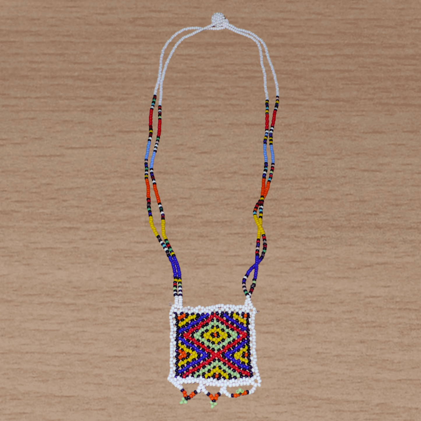 Collier sud-africain "Zulu Love Letter" avec pendentif à motifs ethniques zoulous en perles de rocaille blanches et multicolores.