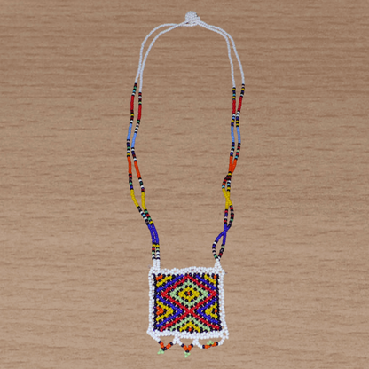 Collier sud-africain "Zulu Love Letter" avec pendentif à motifs ethniques zoulous en perles de rocaille blanches et multicolores.