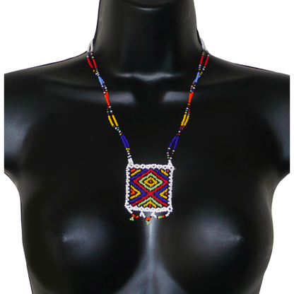 Collier sud-africain "Zulu Love Letter" avec pendentif à motifs ethniques zoulous en perles de rocaille blanches et multicolores.