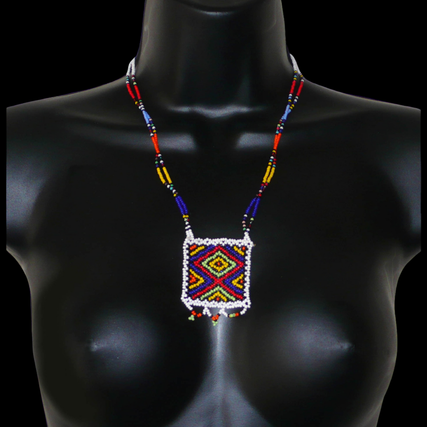 Collier sud-africain "Zulu Love Letter" avec pendentif à motifs ethniques zoulous en perles de rocaille blanches et multicolores.