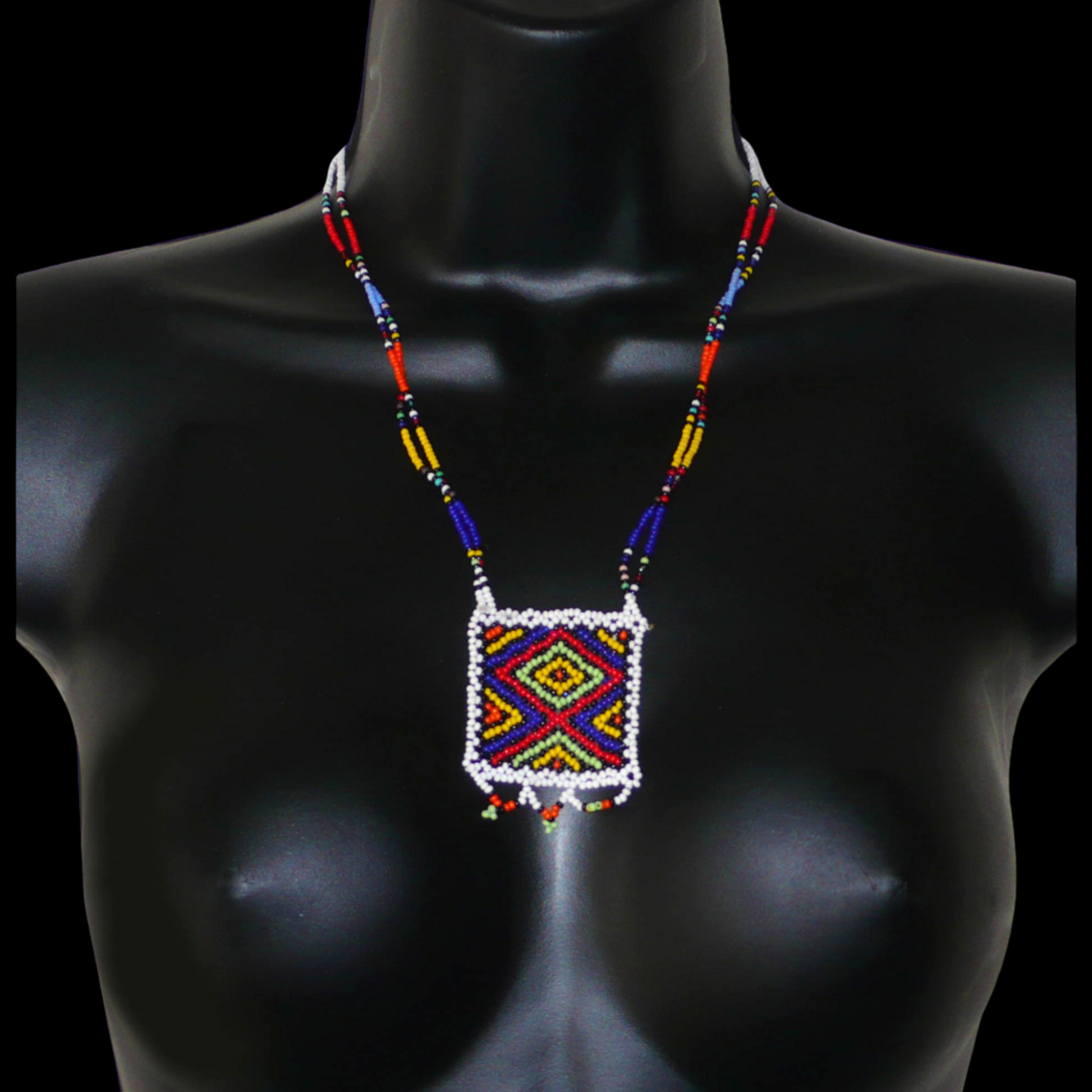 Collier sud-africain "Zulu Love Letter" avec pendentif à motifs ethniques zoulous en perles de rocaille blanches et multicolores.
