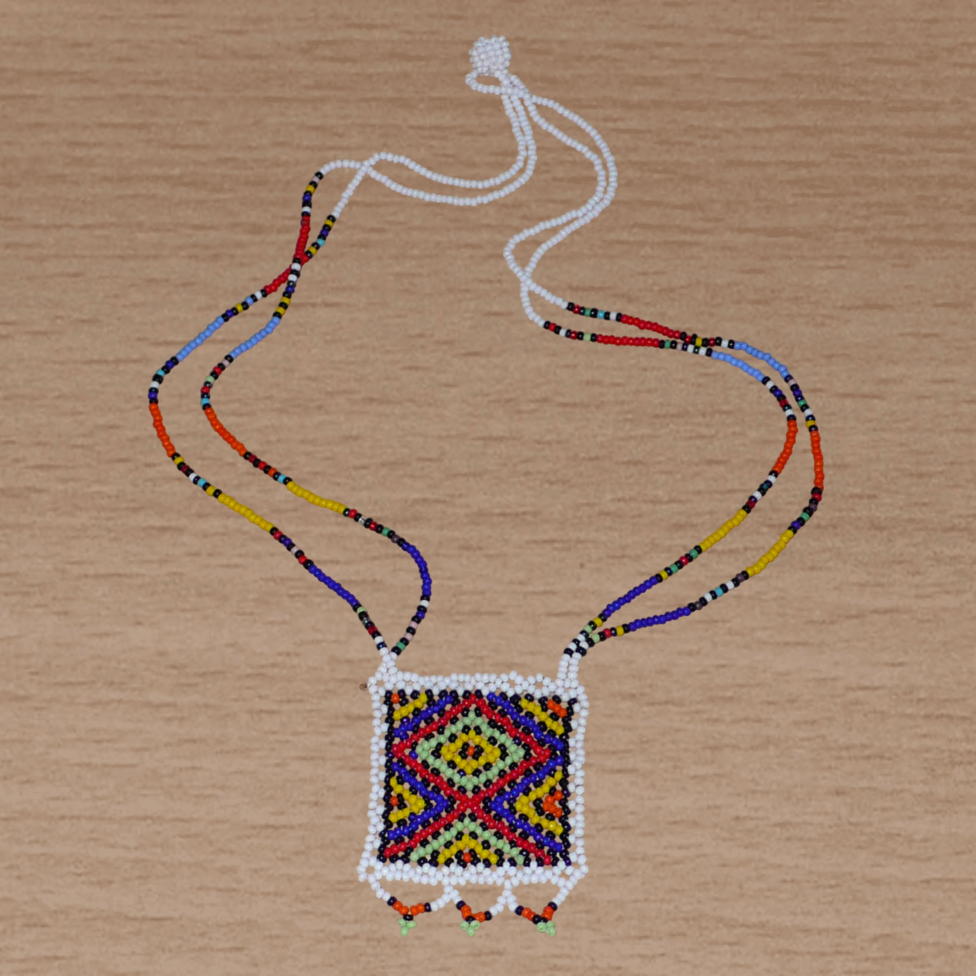 Collier sud-africain "Zulu Love Letter" avec pendentif à motifs ethniques zoulous en perles de rocaille blanches et multicolores.