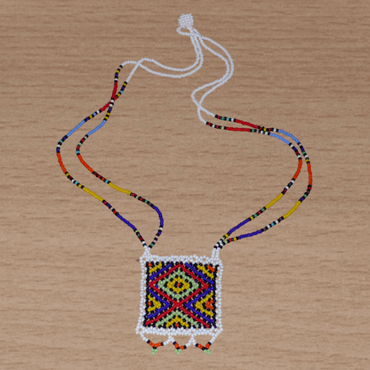Collier sud-africain "Zulu Love Letter" avec pendentif à motifs ethniques zoulous en perles de rocaille blanches et multicolores.