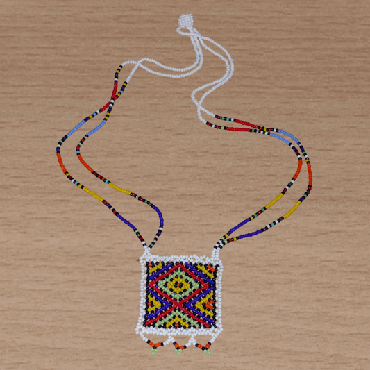 Collier sud-africain "Zulu Love Letter" avec pendentif à motifs ethniques zoulous en perles de rocaille blanches et multicolores.