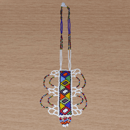 Collier sud-africain blanc et multicolore agrémenté d'un long et large pendentif fantaisie fait de perles de rocaille.