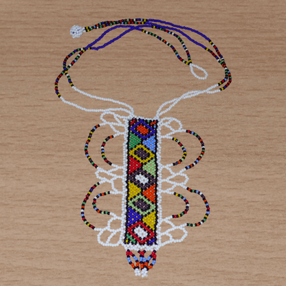 Collier sud-africain blanc et multicolore agrémenté d'un long et large pendentif fantaisie fait de perles de rocaille.