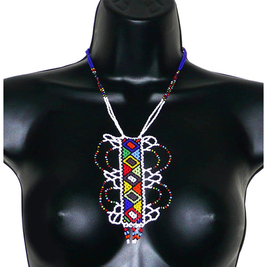 Collier sud-africain blanc et multicolore agrémenté d'un long et large pendentif fantaisie fait de perles de rocaille.