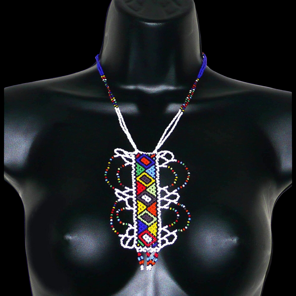 Collier sud-africain blanc et multicolore agrémenté d'un long et large pendentif fantaisie fait de perles de rocaille.